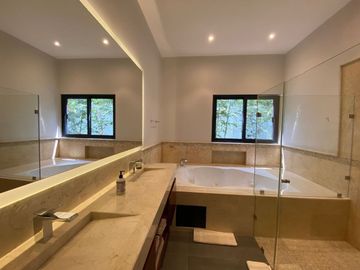 Casa con alberca privada, area de tv, en venta, Selvamar, Playa del carmen.