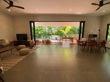 Casa con alberca privada, area de tv, en venta, Selvamar, Playa del carmen.