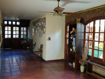 Chalet con más de 6 ambientes a 50 metros de Av. H. Yrigoyen- Burzaco