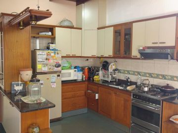 Chalet con más de 6 ambientes a 50 metros de Av. H. Yrigoyen- Burzaco