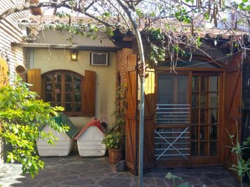 Chalet con más de 6 ambientes a 50 metros de Av. H. Yrigoyen- Burzaco