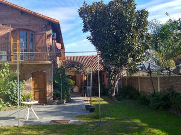 Chalet con más de 6 ambientes a 50 metros de Av. H. Yrigoyen- Burzaco