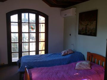 Chalet con más de 6 ambientes a 50 metros de Av. H. Yrigoyen- Burzaco
