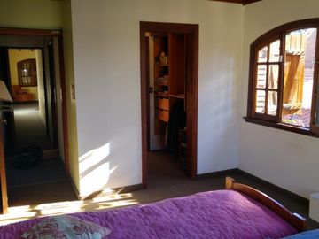 Chalet con más de 6 ambientes a 50 metros de Av. H. Yrigoyen- Burzaco
