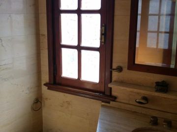 Chalet con más de 6 ambientes a 50 metros de Av. H. Yrigoyen- Burzaco