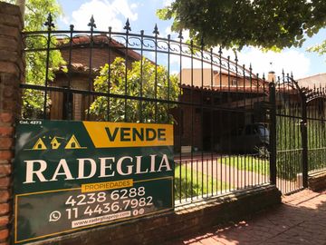 Chalet con más de 6 ambientes a 50 metros de Av. H. Yrigoyen- Burzaco