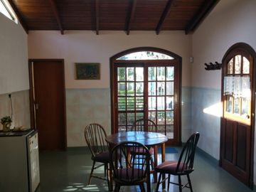 Chalet con más de 6 ambientes a 50 metros de Av. H. Yrigoyen- Burzaco