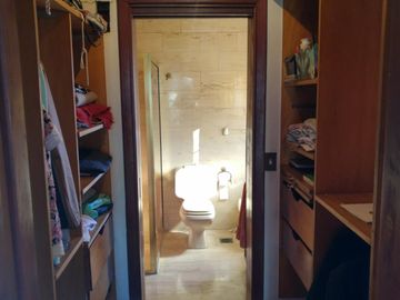 Chalet con más de 6 ambientes a 50 metros de Av. H. Yrigoyen- Burzaco