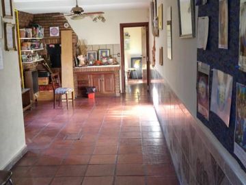 Chalet con más de 6 ambientes a 50 metros de Av. H. Yrigoyen- Burzaco