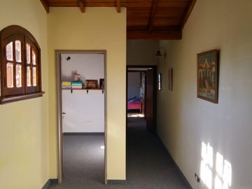 Chalet con más de 6 ambientes a 50 metros de Av. H. Yrigoyen- Burzaco