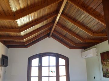 Chalet con más de 6 ambientes a 50 metros de Av. H. Yrigoyen- Burzaco