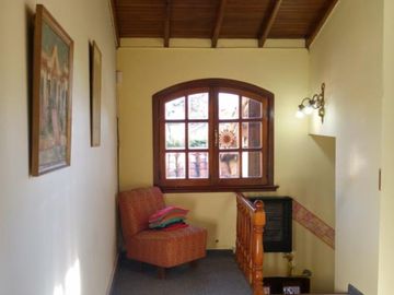 Chalet con más de 6 ambientes a 50 metros de Av. H. Yrigoyen- Burzaco