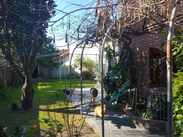 Chalet con más de 6 ambientes a 50 metros de Av. H. Yrigoyen- Burzaco