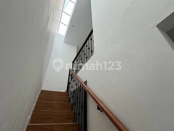 Rumah Baru Konsep American Style di Cinere Dekat Pintu Tol Brigif