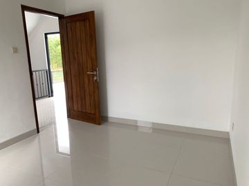 RUMAH CANTIK 2 LANTAI DEKAT STADION MAGUWOHARJO
