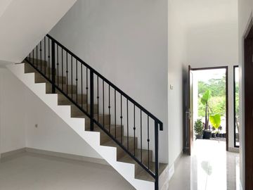 RUMAH CANTIK 2 LANTAI DEKAT STADION MAGUWOHARJO
