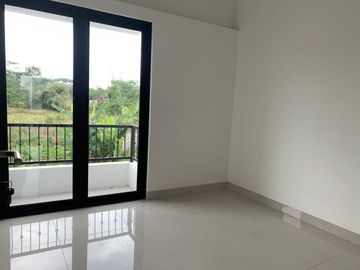 RUMAH CANTIK 2 LANTAI DEKAT STADION MAGUWOHARJO