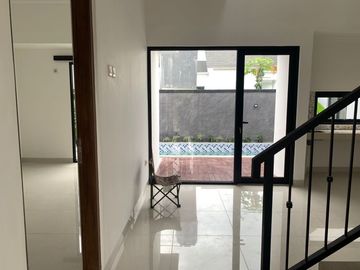 RUMAH CANTIK 2 LANTAI DEKAT STADION MAGUWOHARJO