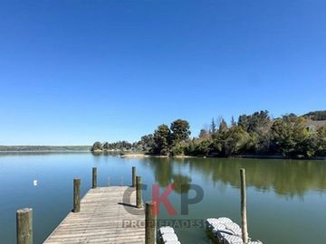 Parcela con casa/orilla lago y muelle/sector Quebrada Honda