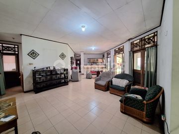 Rumah Usaha Posisi di Pinggir Jalan Utama, 2 Menit ke Jak Sel