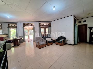 Rumah Usaha Posisi di Pinggir Jalan Utama, 2 Menit ke Jak Sel