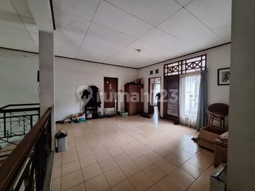 Rumah Usaha Posisi di Pinggir Jalan Utama, 2 Menit ke Jak Sel