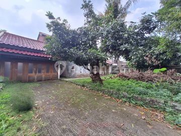 Rumah Usaha Posisi di Pinggir Jalan Utama, 2 Menit ke Jak Sel