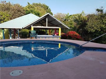 Se vende acogedora casa con piscina en Penonomé desde $275,000