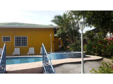 Se vende acogedora casa con piscina en Penonomé desde $275,000