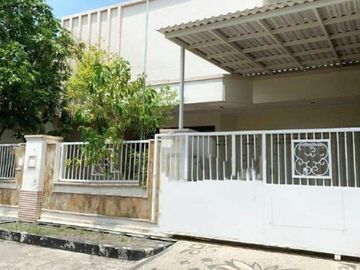 Rumah Dharmahusada Indah Tengah, Strategis, Furnish