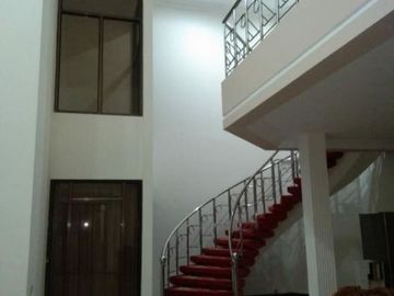 Rumah Dharmahusada Indah Tengah, Strategis, Furnish