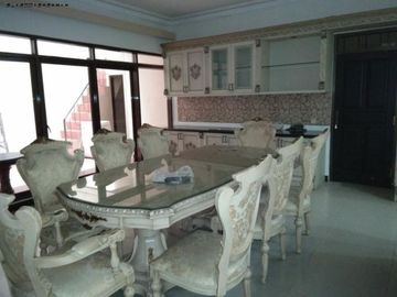 Rumah Dharmahusada Indah Tengah, Strategis, Furnish