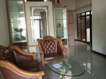 Rumah Dharmahusada Indah Tengah, Strategis, Furnish