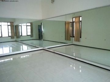 Rumah Dharmahusada Indah Tengah, Strategis, Furnish