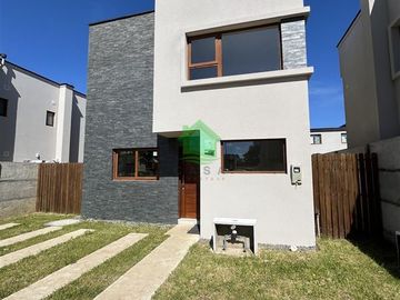 Arriendo Casa Nueva en Condominio Sector Oriente