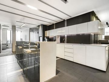 All-inclusive access to professional office space for 4 persons in Regus Exchange Tower