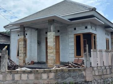 Rumah baru dengan tanah luas dekat Pasar Gentan