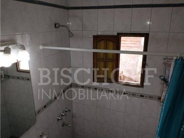 CASA + DÚPLEX EN PLENO CENTRO – IDEAL INVERSIÓN / USO MULTIFAMILIAR
