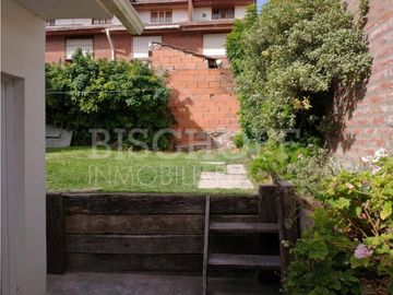 CASA + DÚPLEX EN PLENO CENTRO – IDEAL INVERSIÓN / USO MULTIFAMILIAR