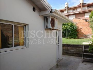 CASA + DÚPLEX EN PLENO CENTRO – IDEAL INVERSIÓN / USO MULTIFAMILIAR