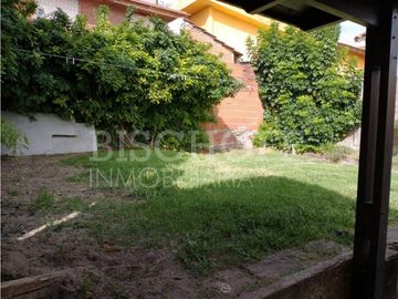 CASA + DÚPLEX EN PLENO CENTRO – IDEAL INVERSIÓN / USO MULTIFAMILIAR