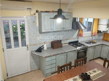 CASA + DÚPLEX EN PLENO CENTRO – IDEAL INVERSIÓN / USO MULTIFAMILIAR