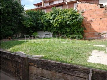 CASA + DÚPLEX EN PLENO CENTRO – IDEAL INVERSIÓN / USO MULTIFAMILIAR