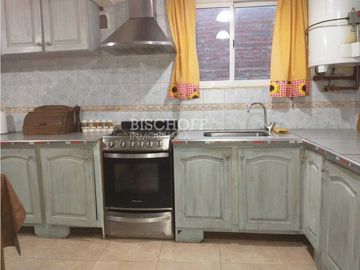 CASA + DÚPLEX EN PLENO CENTRO – IDEAL INVERSIÓN / USO MULTIFAMILIAR