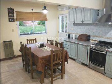 CASA + DÚPLEX EN PLENO CENTRO – IDEAL INVERSIÓN / USO MULTIFAMILIAR