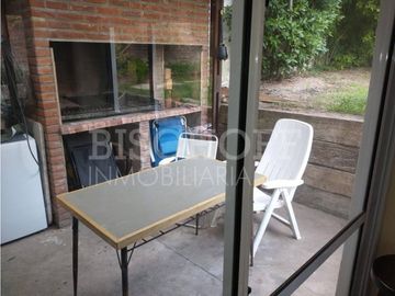 CASA + DÚPLEX EN PLENO CENTRO – IDEAL INVERSIÓN / USO MULTIFAMILIAR