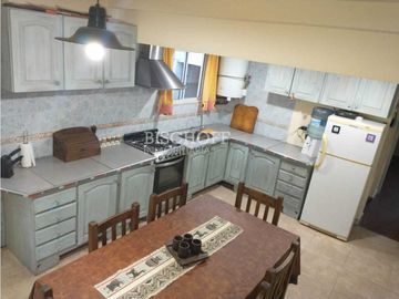 CASA + DÚPLEX EN PLENO CENTRO – IDEAL INVERSIÓN / USO MULTIFAMILIAR