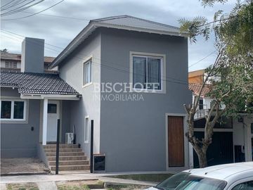 CASA + DÚPLEX EN PLENO CENTRO – IDEAL INVERSIÓN / USO MULTIFAMILIAR