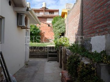 CASA + DÚPLEX EN PLENO CENTRO – IDEAL INVERSIÓN / USO MULTIFAMILIAR
