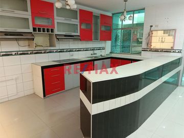 🏡 ¡Vive en la casa de tus sueños! 🏡

En venta: Hermosa casa de 3 pisos mas terraza techada y área de parrilla en la Avenida Jorge Chávez y Pedro Gar